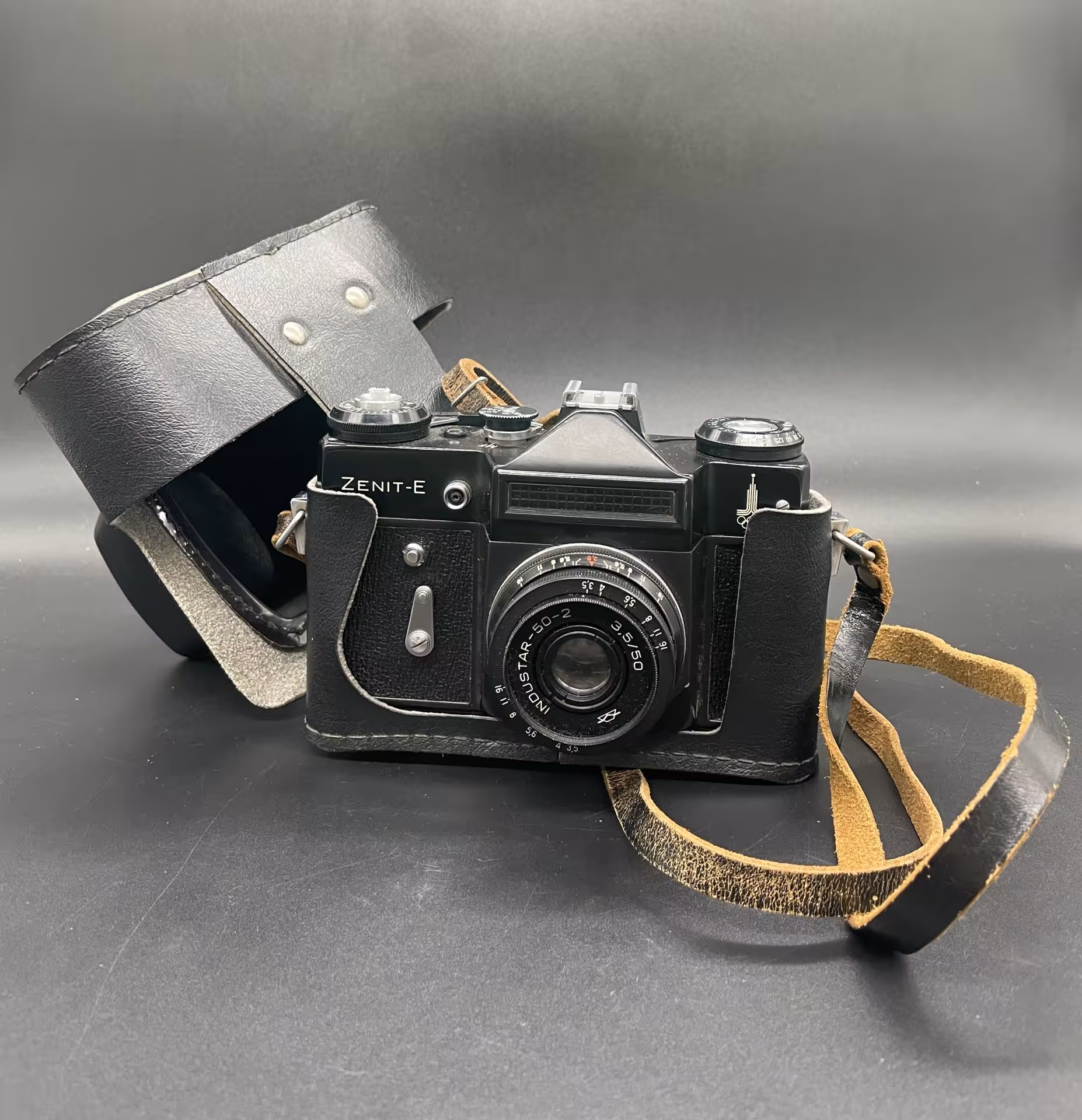 Фотоаппарат "Зенит-Е" с олимпийской символикой, объективом "Индустар 50-2", Красногорский механический завод (КМЗ)