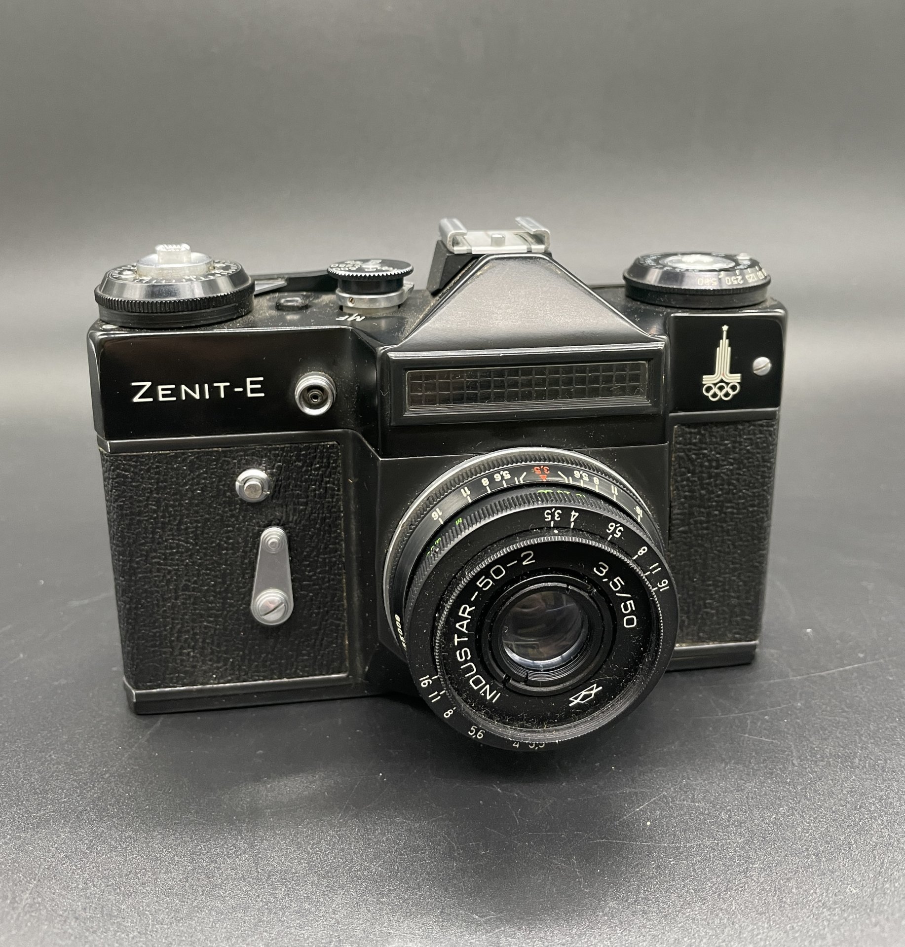 Фотоаппарат "Зенит-Е" с олимпийской символикой, объективом "Индустар 50-2", Красногорский механический завод (КМЗ)