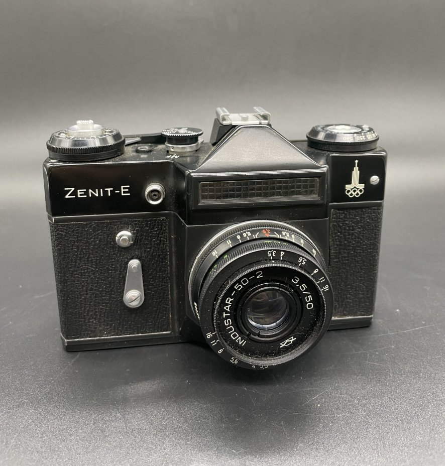 Фотоаппарат "Зенит-Е" с олимпийской символикой, объективом "Индустар 50-2", Красногорский механический завод (КМЗ)