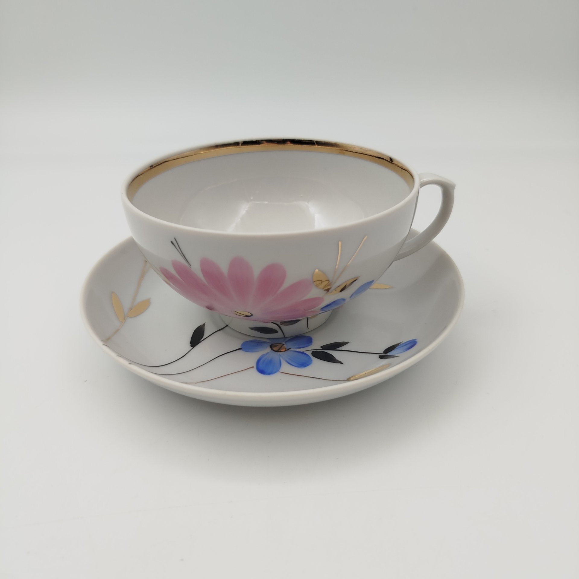 Пара чайная с цветочным декором в виде астр, фарфор, роспись, золочение, Дулевский фарфоровый завод (Дулёво), СССР, 1968-1991 гг.