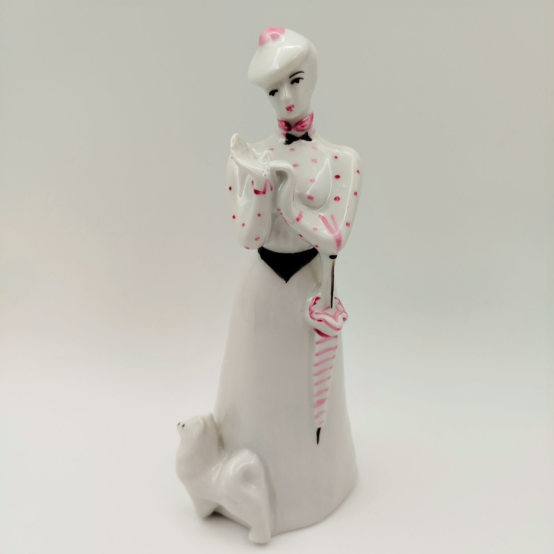 Статуэтка «Дама с собачкой», скульптор А.Д. Бржезицкая, фарфор, роспись, Дулевский фарфоровый завод (Дулёво), Российская Федерация, 2005 г.