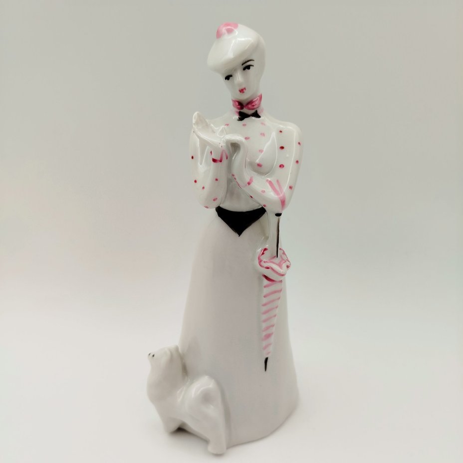 Статуэтка «Дама с собачкой», скульптор А.Д. Бржезицкая, фарфор, роспись, Дулевский фарфоровый завод (Дулёво), Российская Федерация, 2005 г.