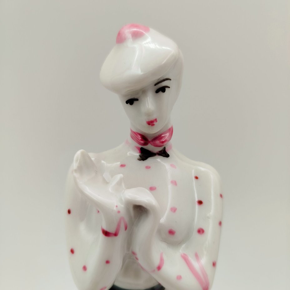 Статуэтка «Дама с собачкой», скульптор А.Д. Бржезицкая