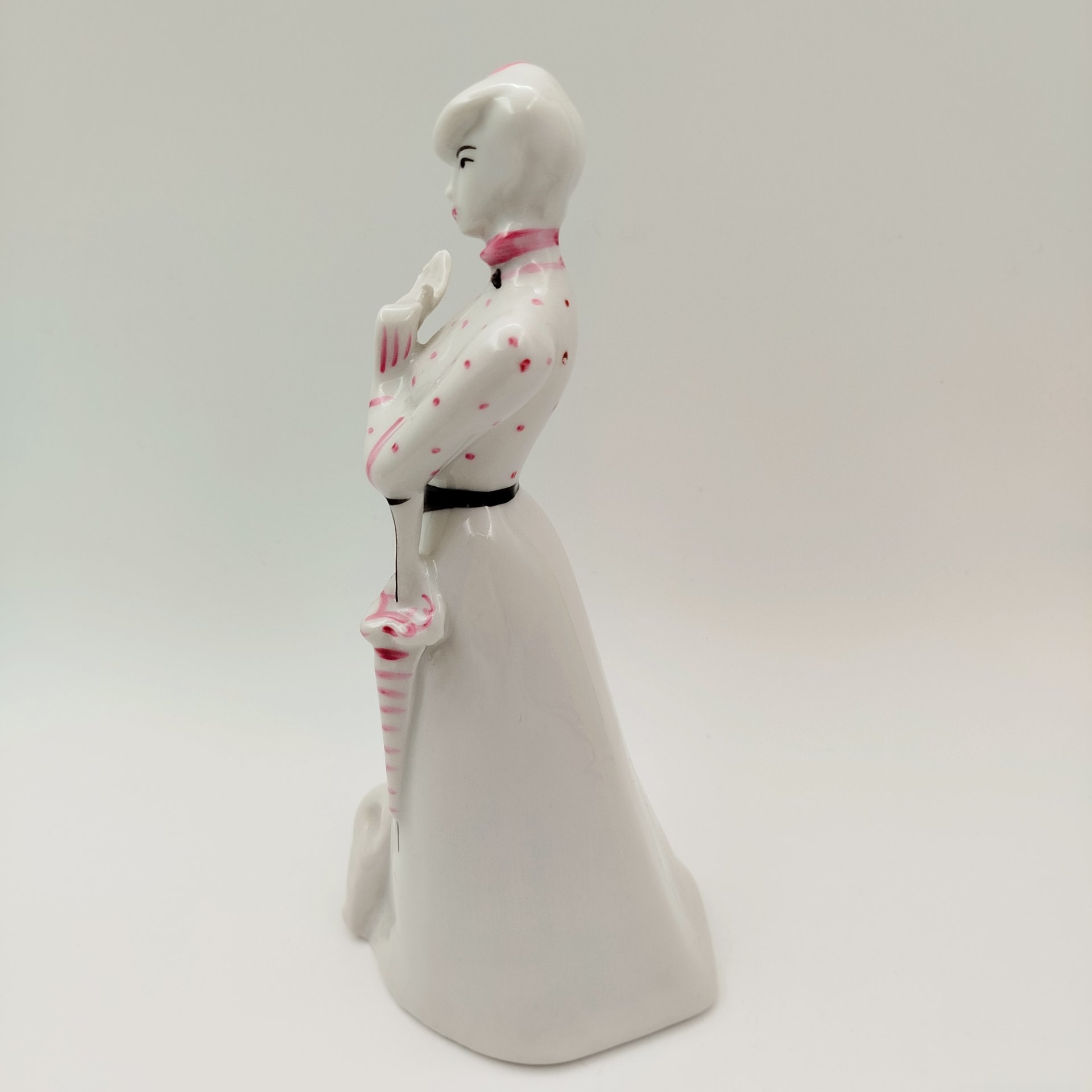 Статуэтка «Дама с собачкой», скульптор А.Д. Бржезицкая, фарфор, роспись, Дулевский фарфоровый завод (Дулёво), Российская Федерация, 2005 г.