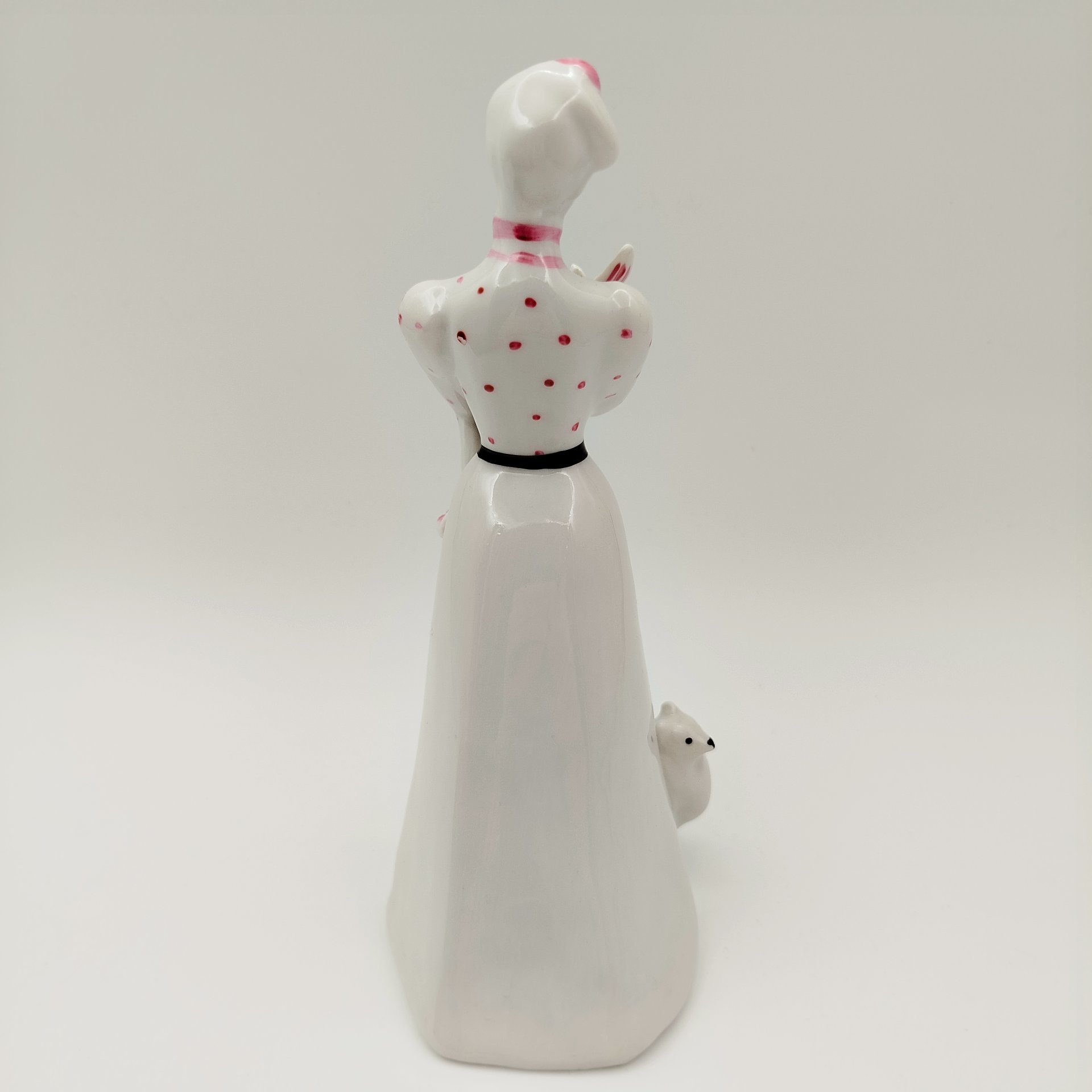 Статуэтка «Дама с собачкой», скульптор А.Д. Бржезицкая, фарфор, роспись, Дулевский фарфоровый завод (Дулёво), Российская Федерация, 2005 г.