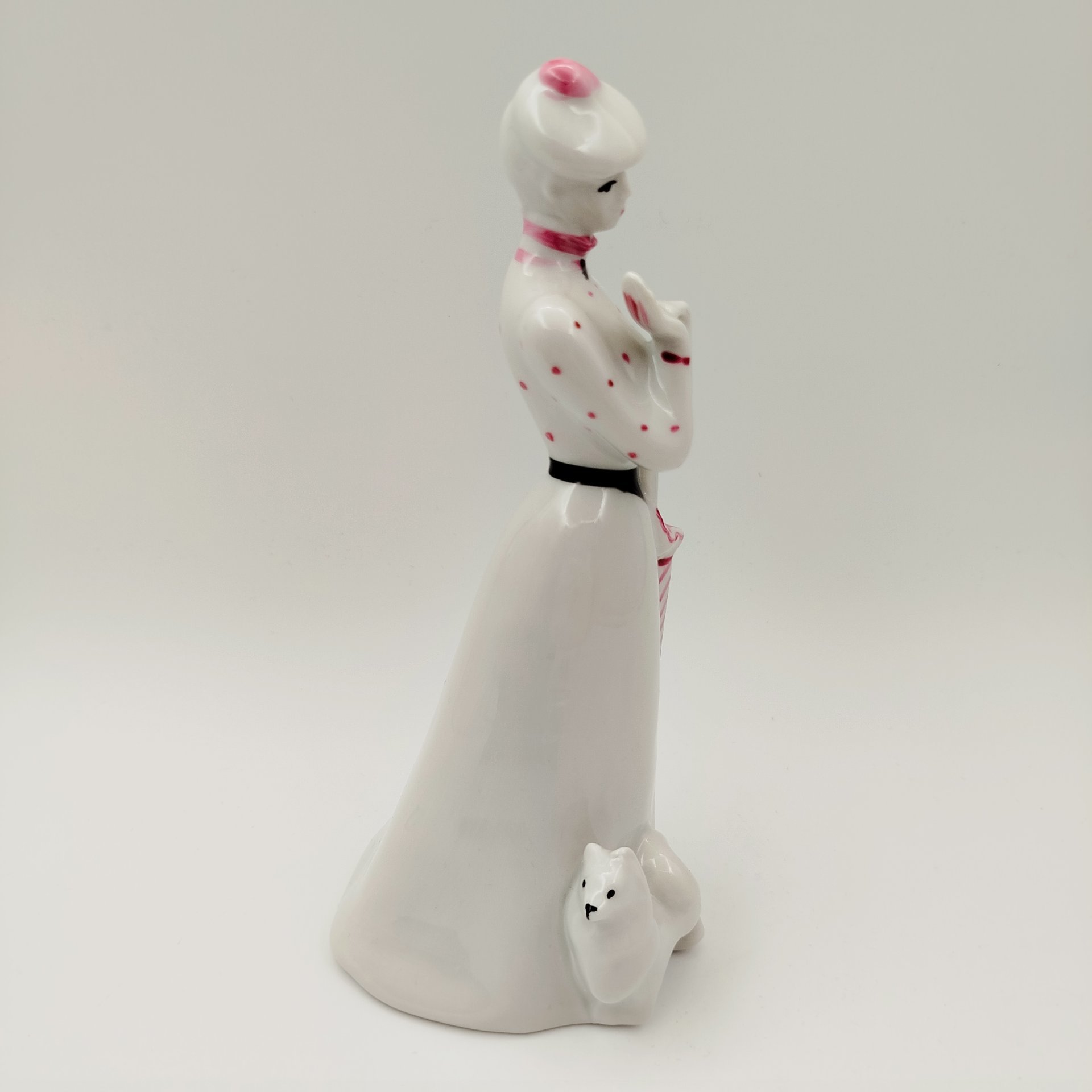 Статуэтка «Дама с собачкой», скульптор А.Д. Бржезицкая, фарфор, роспись, Дулевский фарфоровый завод (Дулёво), Российская Федерация, 2005 г.