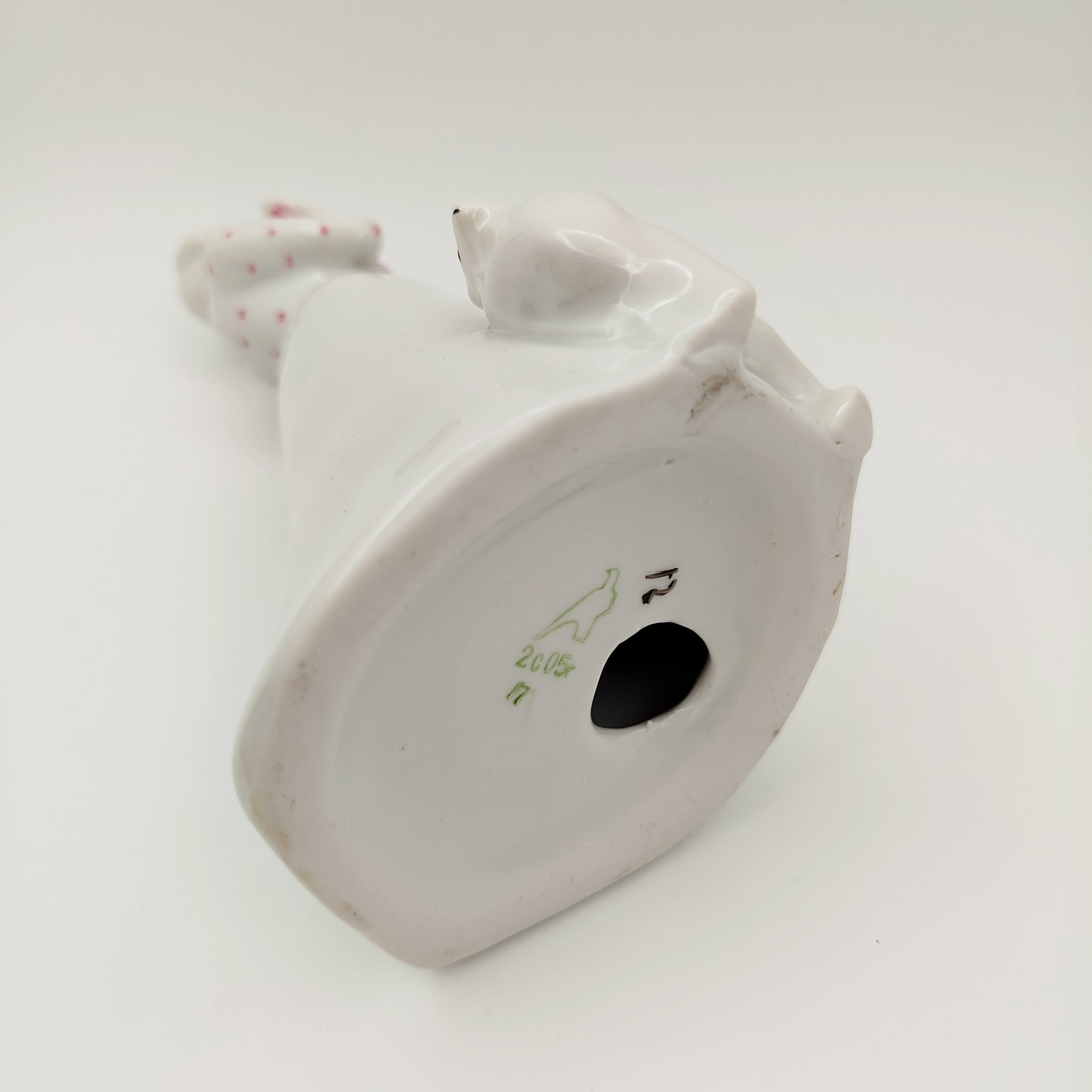 Статуэтка «Дама с собачкой», скульптор А.Д. Бржезицкая, фарфор, роспись, Дулевский фарфоровый завод (Дулёво), Российская Федерация, 2005 г.