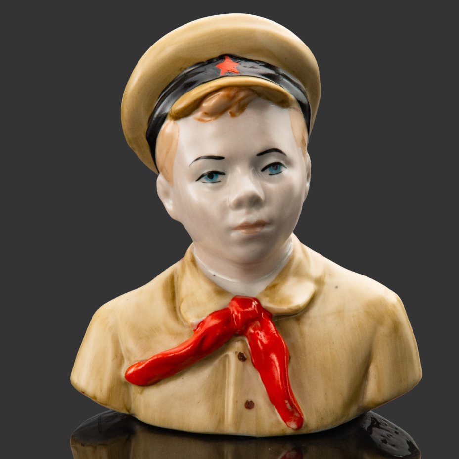 Бюст "Пионер" ("Школьник"), автор М. Вронский, фарфор, роспись, Городницкий фарфоровый завод, СССР, 1950-1960 гг.