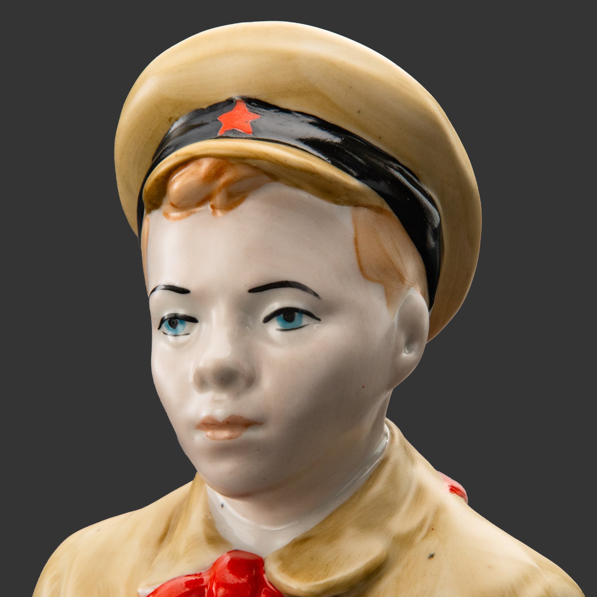 Бюст "Пионер" ("Школьник"), автор М. Вронский, фарфор, роспись, Городницкий фарфоровый завод, СССР, 1950-1960 гг., Городницкий фарфоровый завод