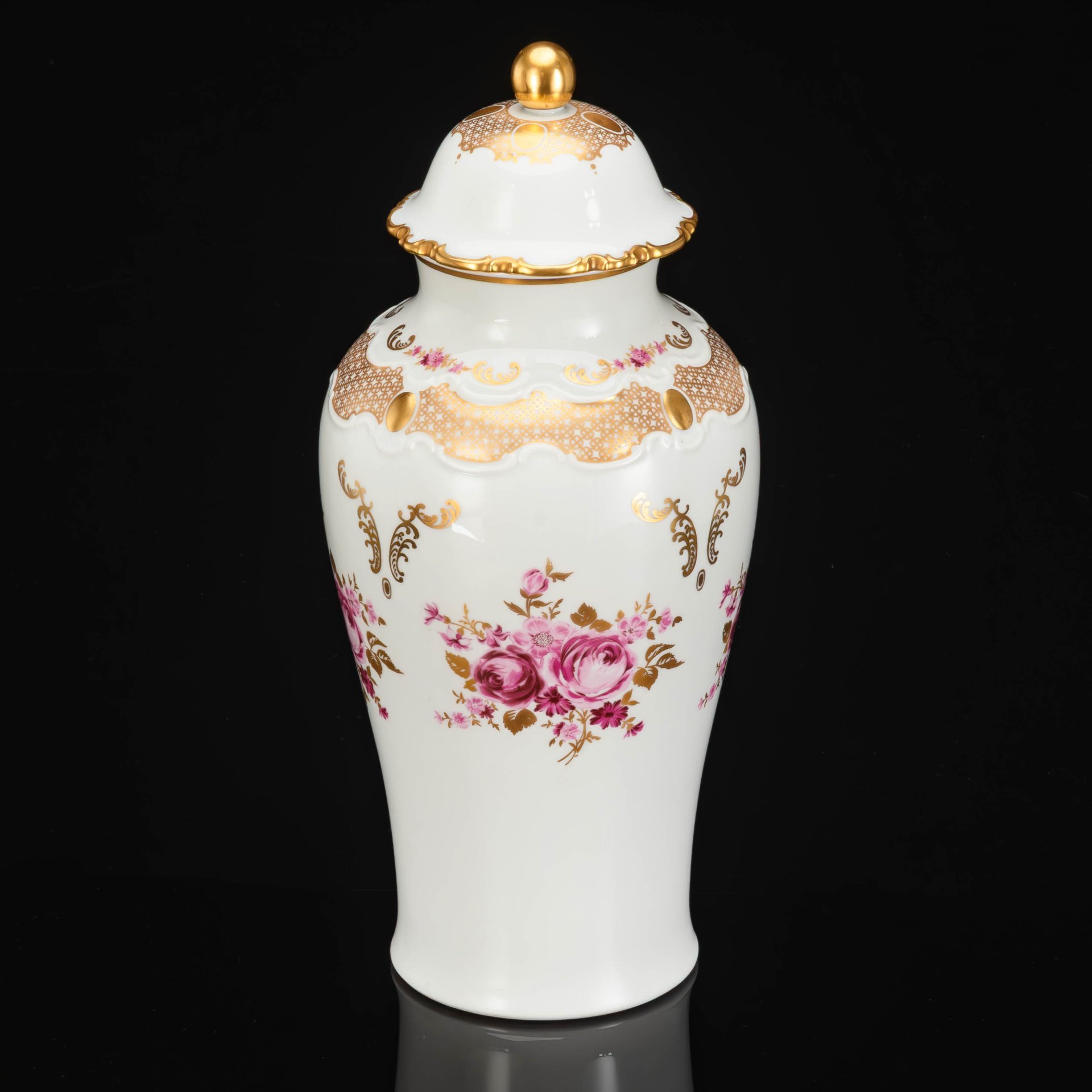 Ваза каминная с крышкой и декором в виде роз, фарфор, деколь, золочение, Wallendorf, Германия, 1963-1990 гг.