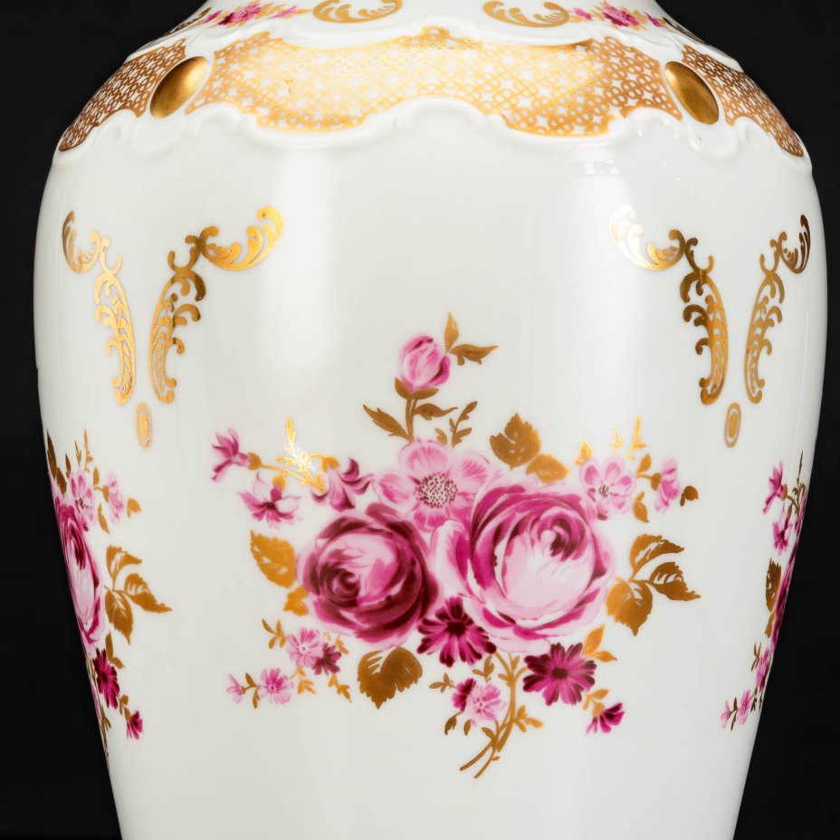 Ваза каминная с крышкой и декором в виде роз, фарфор, деколь, золочение, Wallendorf, Германия, 1963-1990 гг.