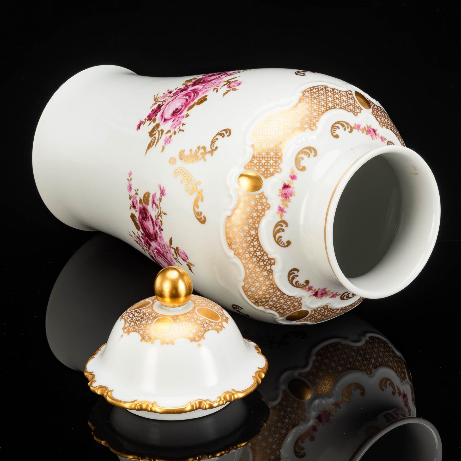 Ваза каминная с крышкой и декором в виде роз, фарфор, деколь, золочение, Wallendorf, Германия, 1963-1990 гг.