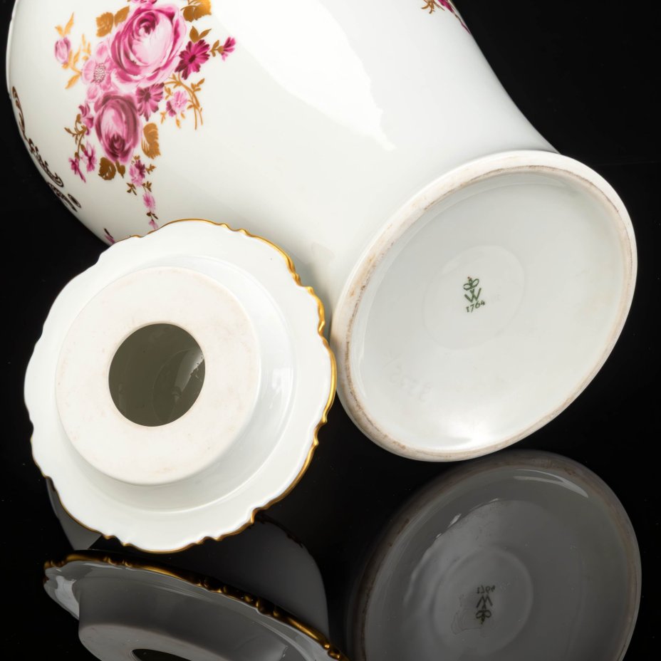 Ваза каминная с крышкой и декором в виде роз, фарфор, деколь, золочение, Wallendorf, Германия, 1963-1990 гг.