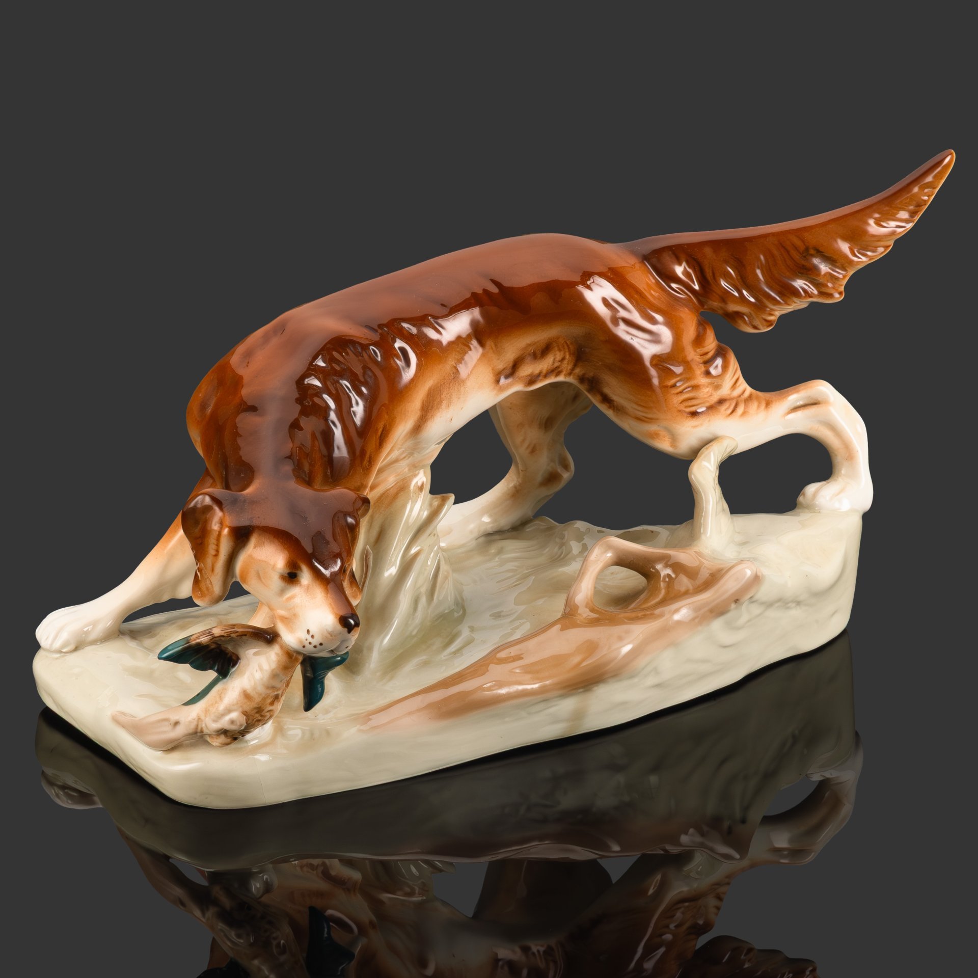 Статуэтка "Собака с дичью", фарфор, роспись, Royal Dux, Чехословакия, 1918-1945 гг.