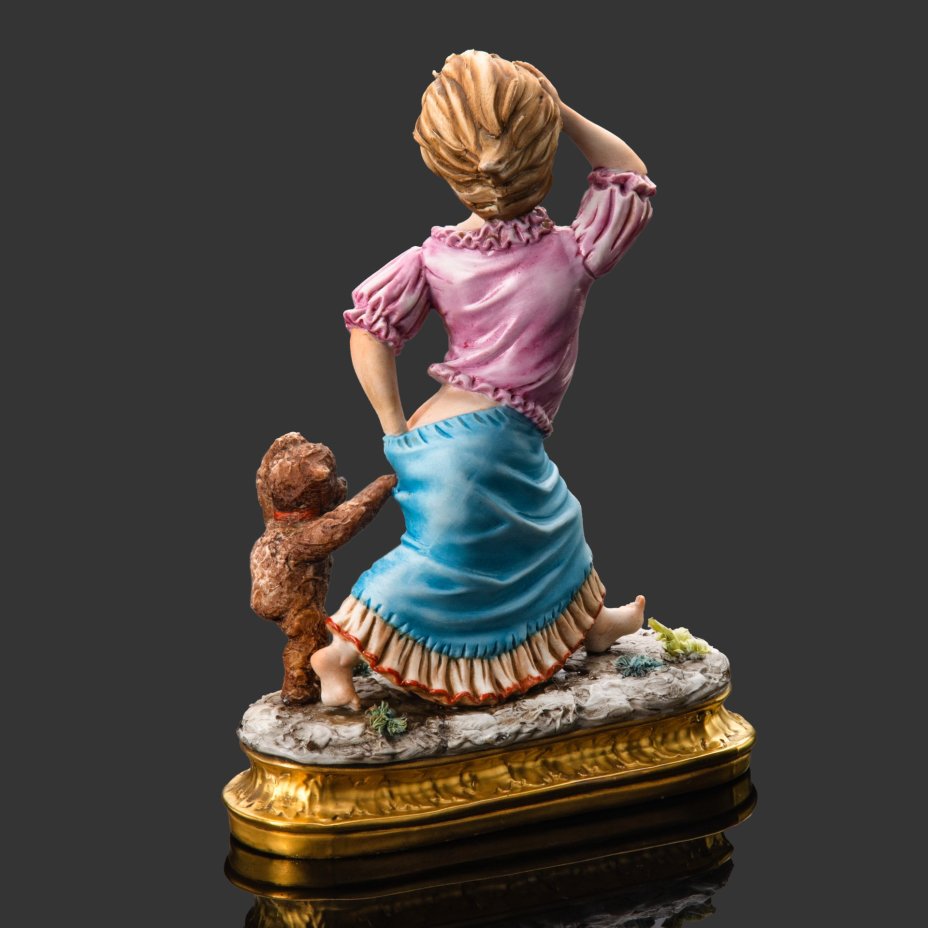 Статуэтка на подставке "Игривый мишка", Capodimonte Viertasca, фарфор, бисквит, роспись, золочение, Италия, 1970-1990 гг.