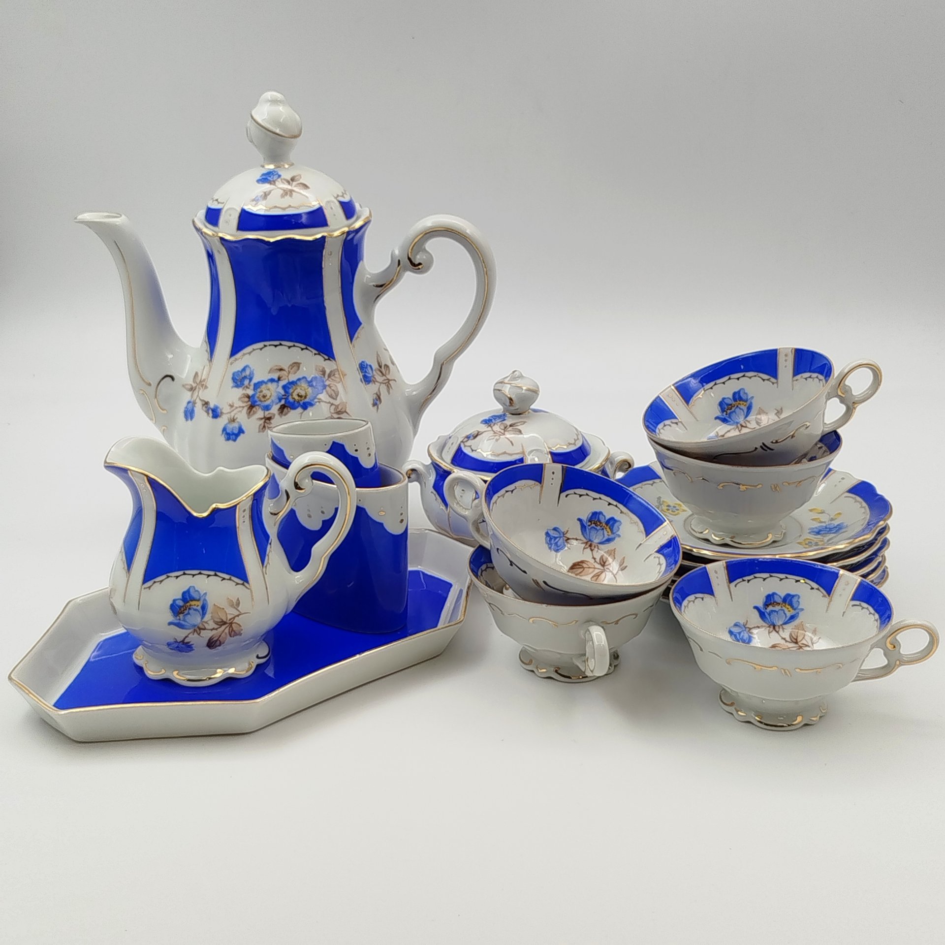Сервиз кофейный на 5 персон (16 предметов), украшенный цветочным декором, фарфор, крытье, деколь, золочение, Stadtilmer Porzellan, Германия, 1950-1970 гг.