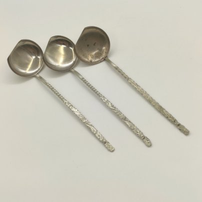 Комплект из 3-х ложек для соуса с растительным декором, мельхиор (медь-никель), Режевский механический завод (РМ), СССР, 1975-1983 гг.