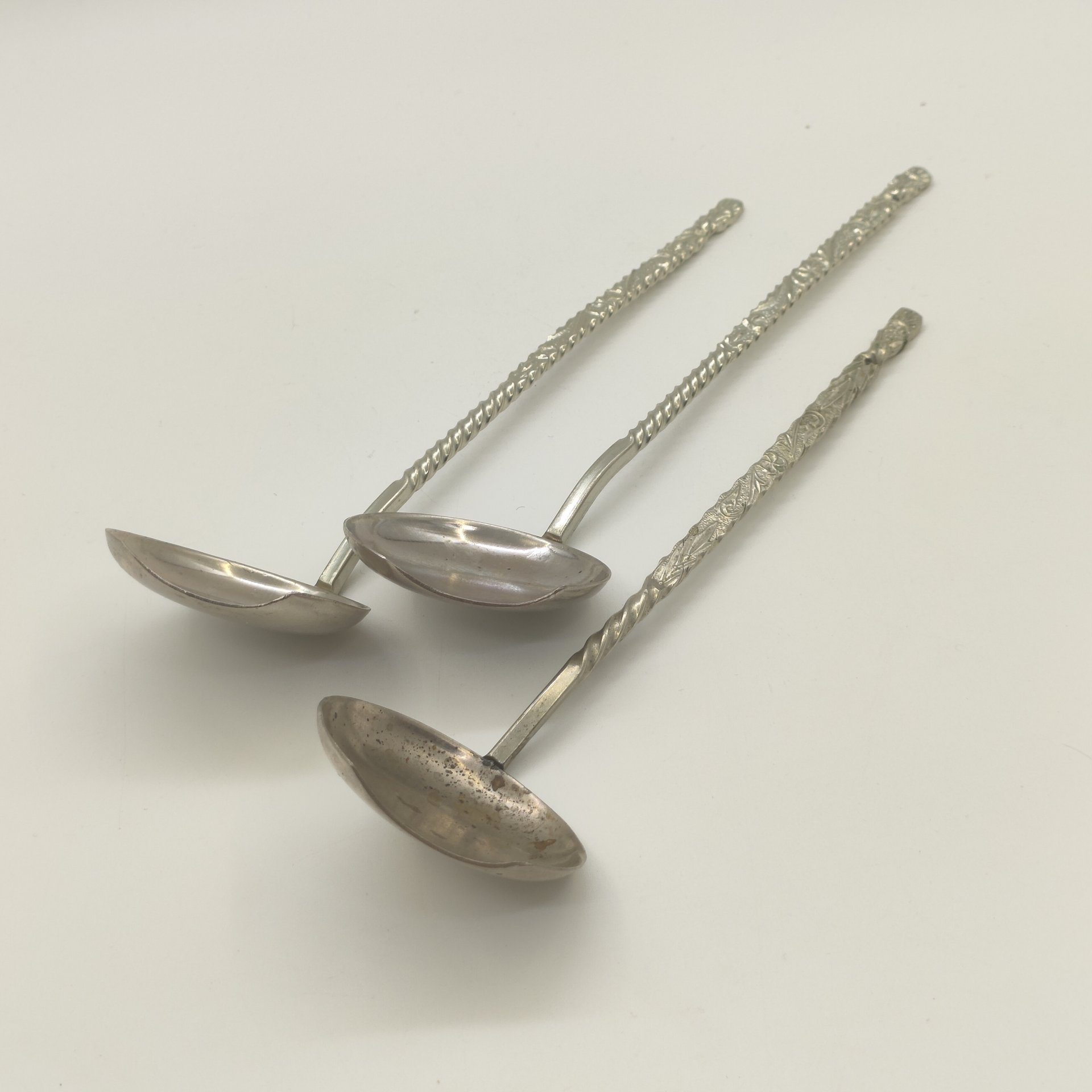 Комплект из 3-х ложек для соуса с растительным декором, мельхиор (медь-никель), Режевский механический завод (РМ), СССР, 1975-1983 гг.