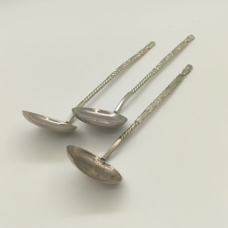 Комплект из 3-х ложек для соуса с растительным декором, мельхиор (медь-никель), Режевский механический завод (РМ), СССР, 1975-1983 гг.