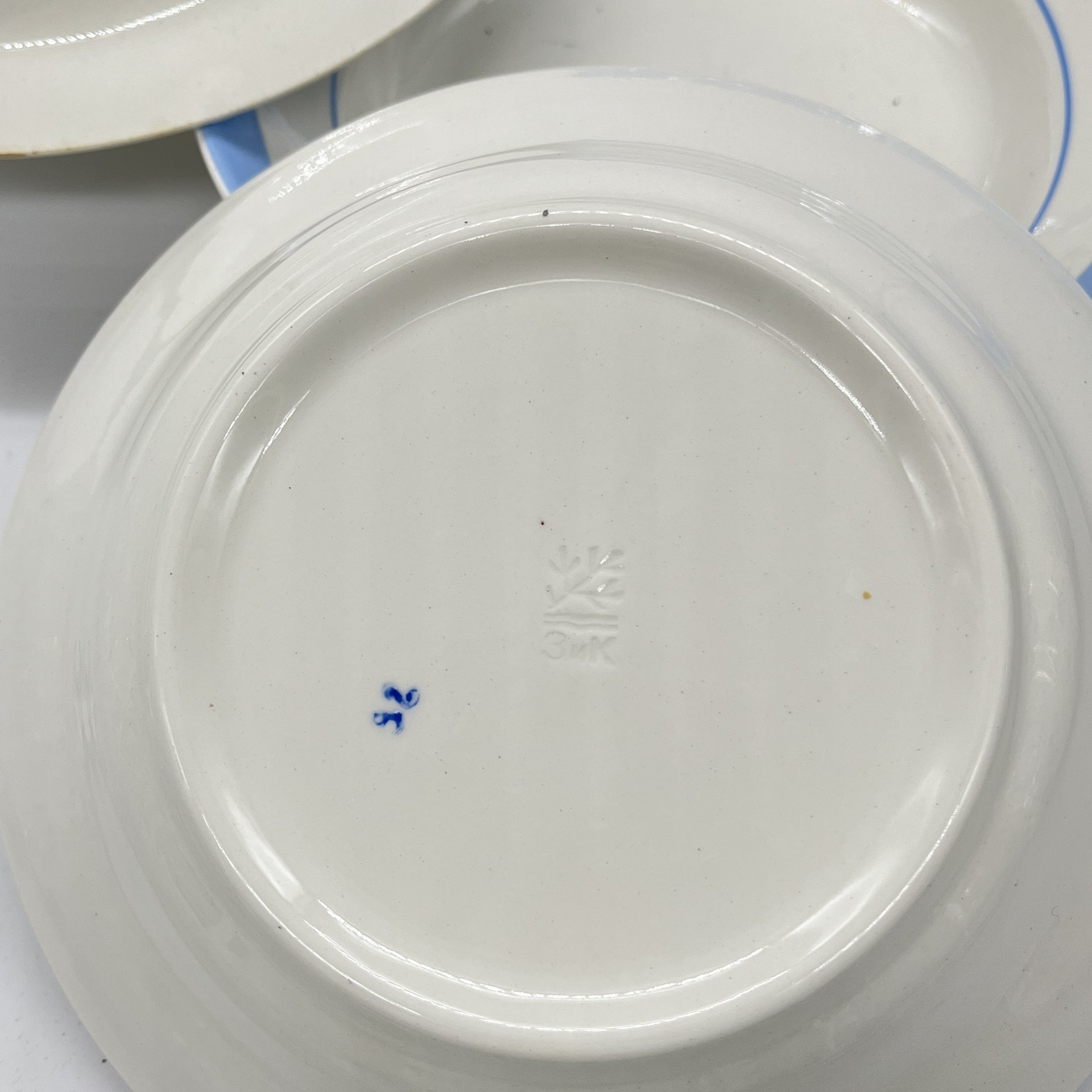 Набор из 4 суповых тарелок с декором в виде голубой каймы (подбор), фаянс, крытье, Конаковский фаянсовый завод им. М.И. Калинина (ЗиК Конаково), СССР, 1960-1990 гг.