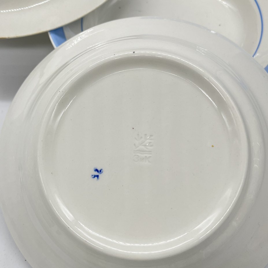 Набор из 4 суповых тарелок с декором в виде голубой каймы (подбор), фаянс, крытье, Конаковский фаянсовый завод им. М.И. Калинина (ЗиК Конаково), СССР, 1960-1990 гг.