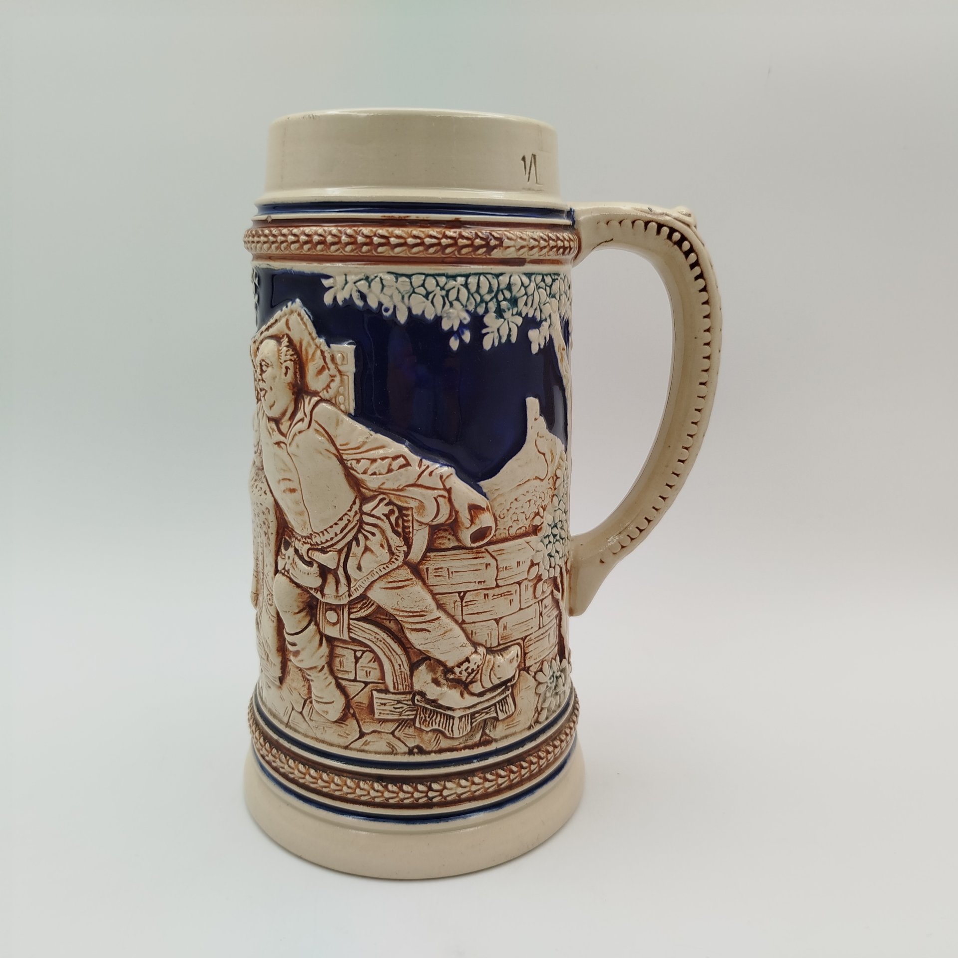 Кружка пивная, украшенная трактирной сценой (Два выпивохи), керамика, рельеф, Marzi & Remy, Германия, 1964-1990 гг., Marzi & Remy
