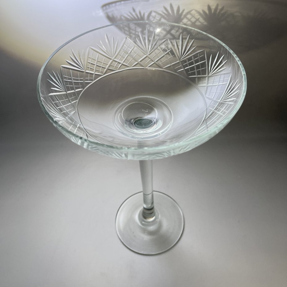 Конфетница (креманка) на высокой ножке с геометрическим декором