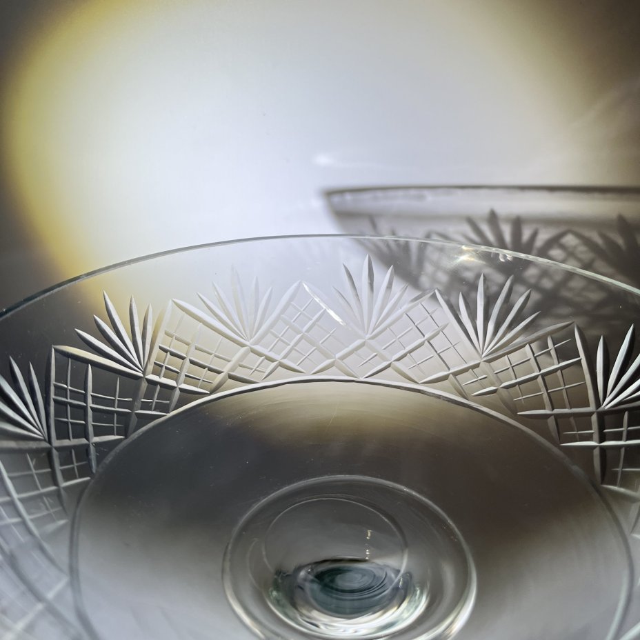 Конфетница (креманка) на высокой ножке с геометрическим декором