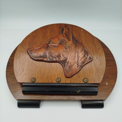 Газетница подвесная (полка для газет), декорированная профилем собаки