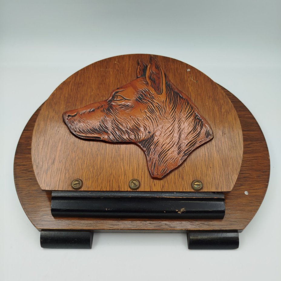 Газетница подвесная (полка для газет), декорированная профилем собаки