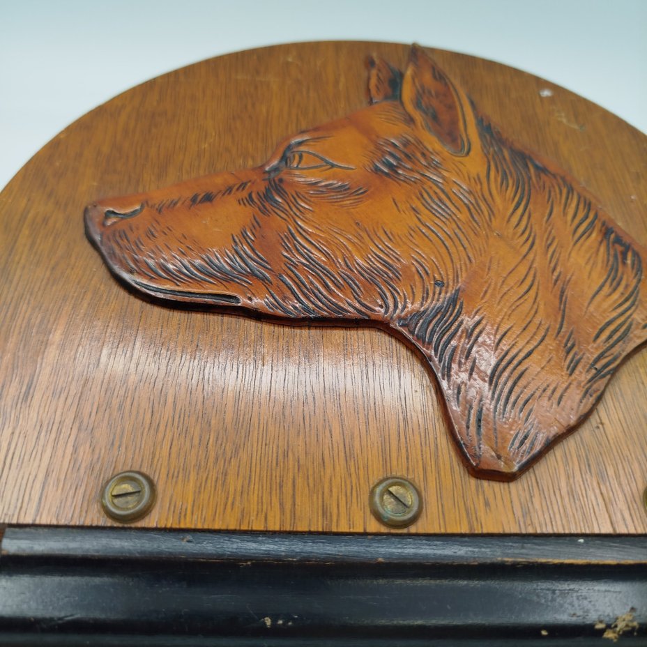 Газетница подвесная (полка для газет), декорированная профилем собаки