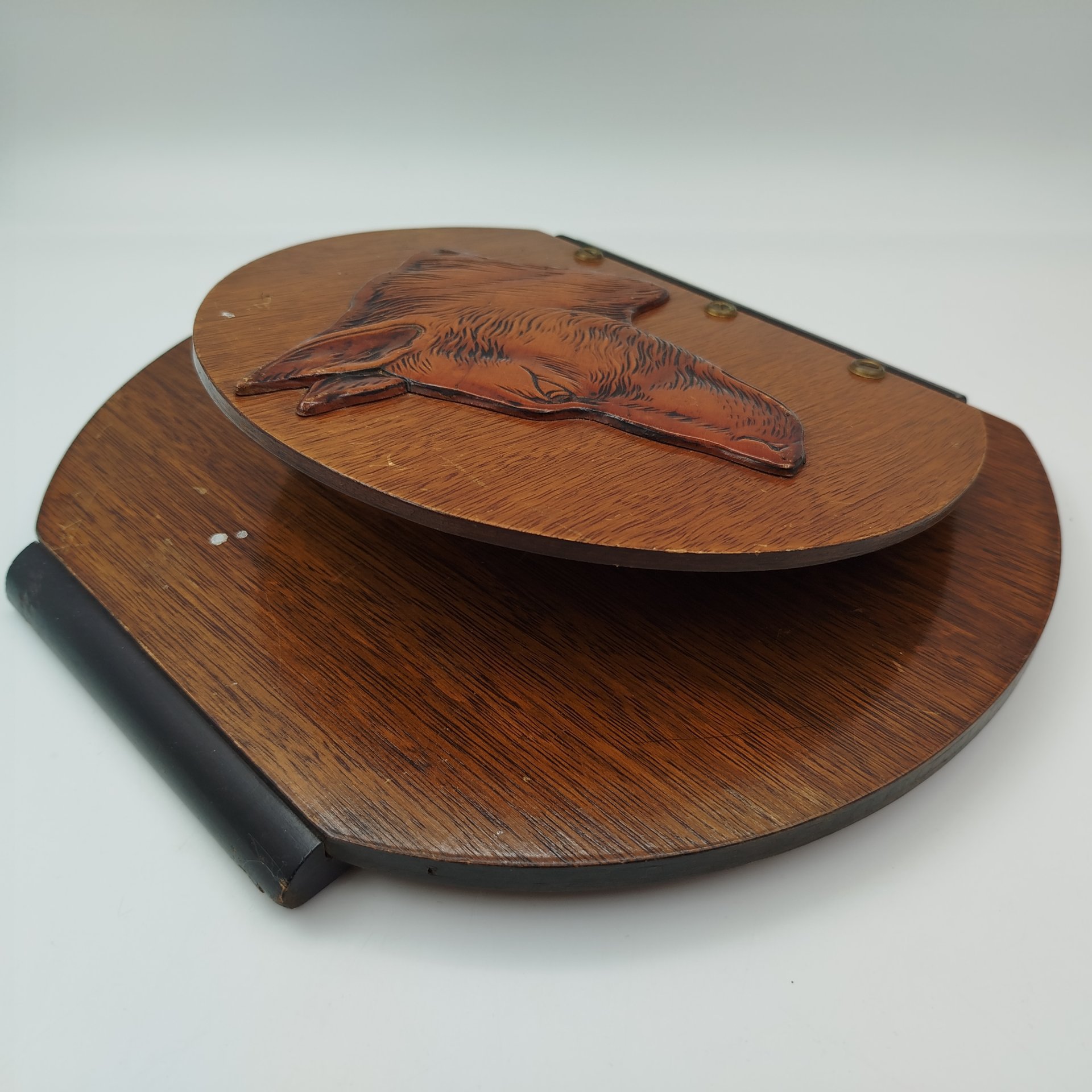 Газетница подвесная (полка для газет), декорированная профилем собаки