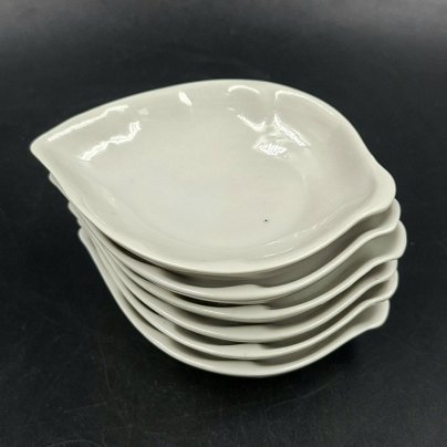 Набор из шести розеток в форме листиков, фарфор, Ленинградский опытный завод (ЛОЗ), СССР, 1984-1991 гг.