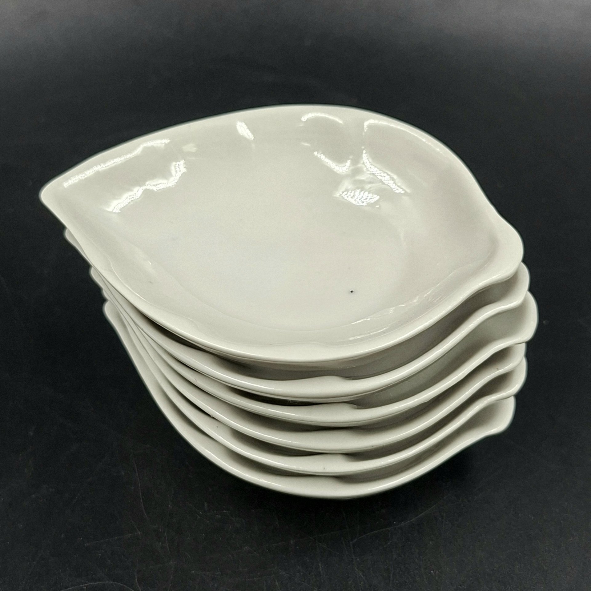 Набор из шести розеток в форме листиков, фарфор, Ленинградский опытный завод (ЛОЗ), СССР, 1984-1991 гг.