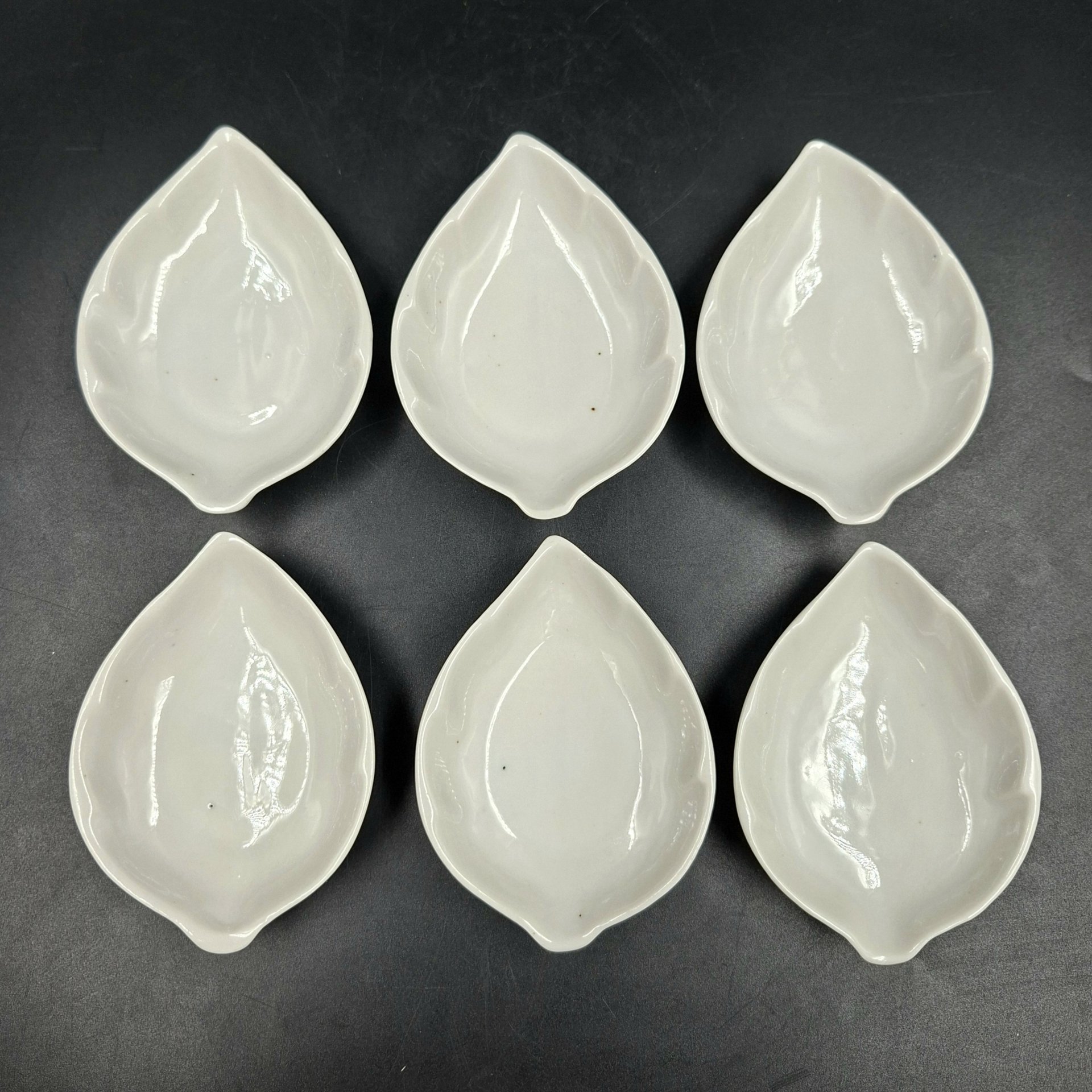 Набор из шести розеток в форме листиков, фарфор, Ленинградский опытный завод (ЛОЗ), СССР, 1984-1991 гг.