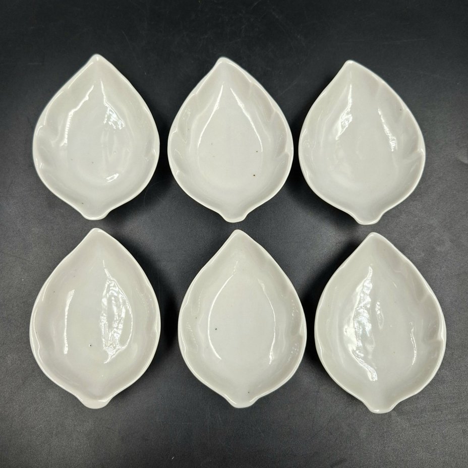 Набор из шести розеток в форме листиков, фарфор, Ленинградский опытный завод (ЛОЗ), СССР, 1984-1991 гг.