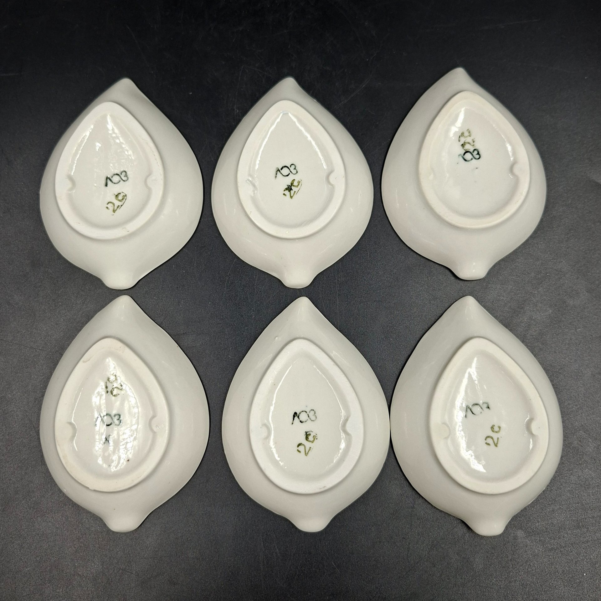 Набор из шести розеток в форме листиков, фарфор, Ленинградский опытный завод (ЛОЗ), СССР, 1984-1991 гг.