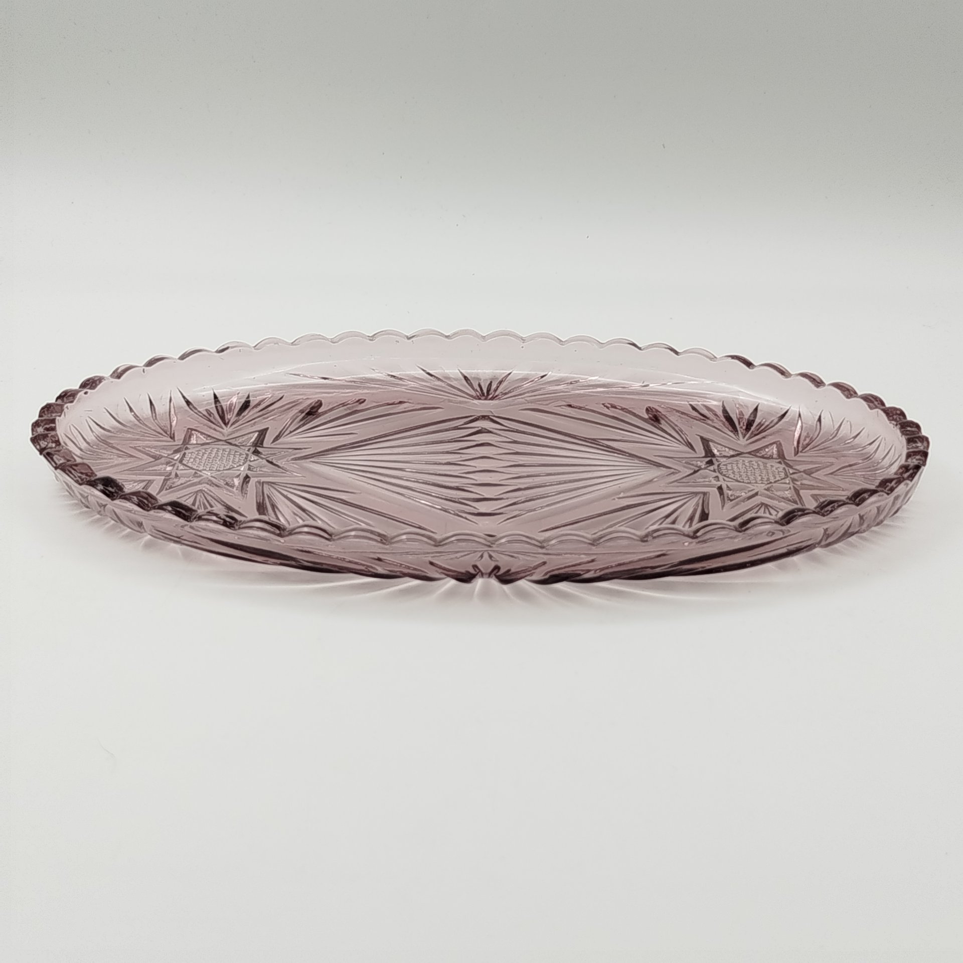 Поднос марганцевого оттенка овальной формы со звёздчатым декором