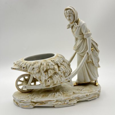 Статуэтка (вазочка) в виде девушки с тележкой, бисквит, золочение, Западная Европа, 1960-1990 гг.