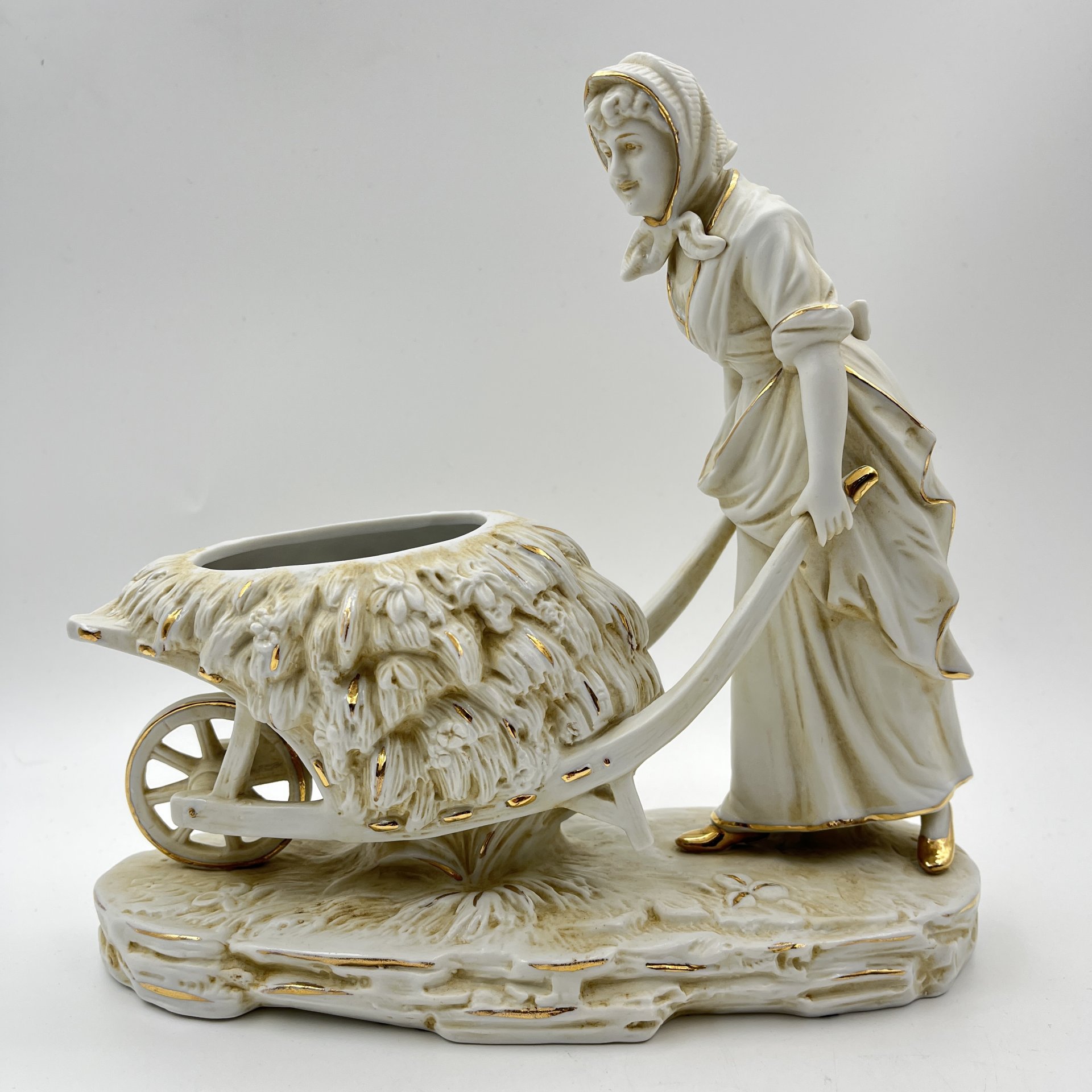 Статуэтка (вазочка) в виде девушки с тележкой, бисквит, золочение, Западная Европа, 1960-1990 гг.