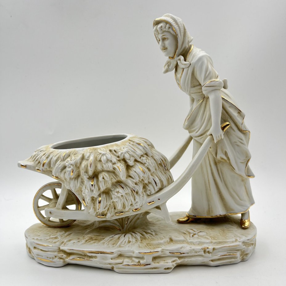 Статуэтка (вазочка) в виде девушки с тележкой