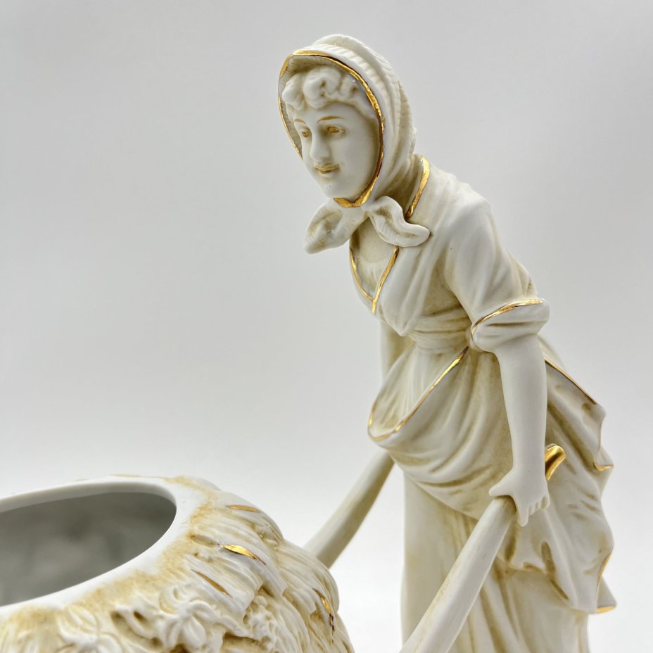 Статуэтка (вазочка) в виде девушки с тележкой