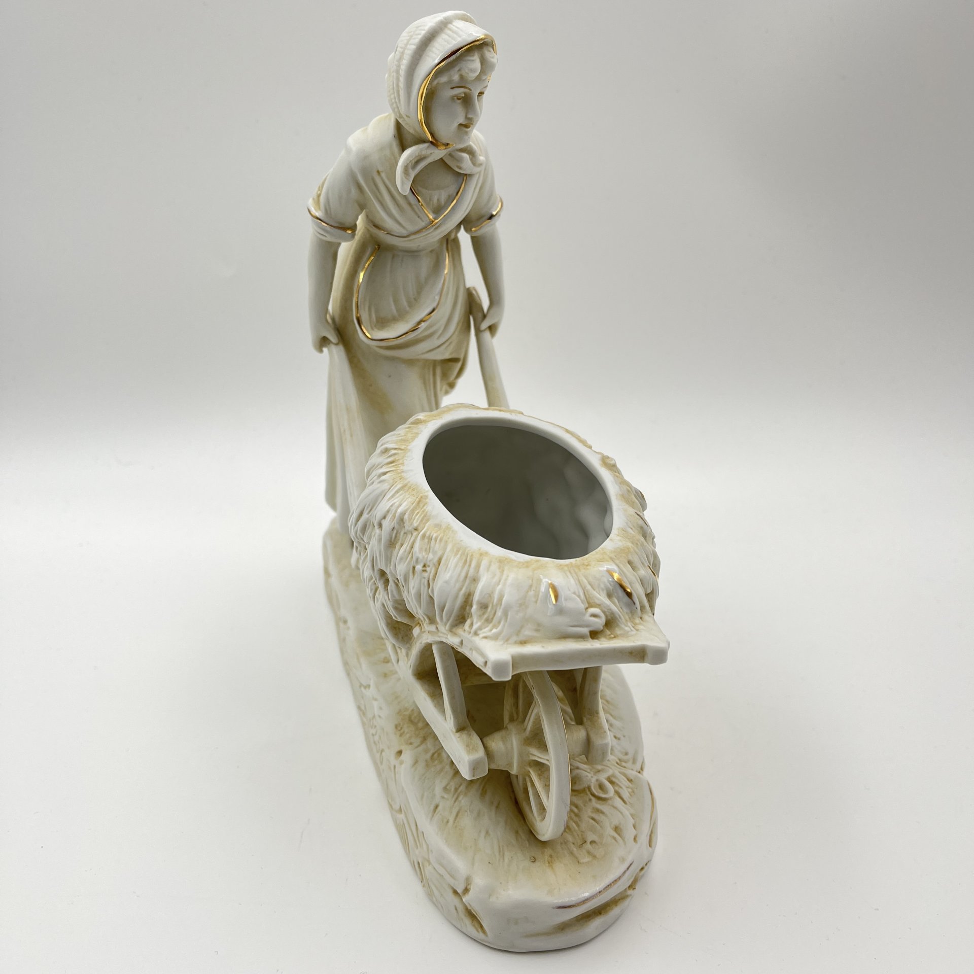 Статуэтка (вазочка) в виде девушки с тележкой, бисквит, золочение, Западная Европа, 1960-1990 гг.