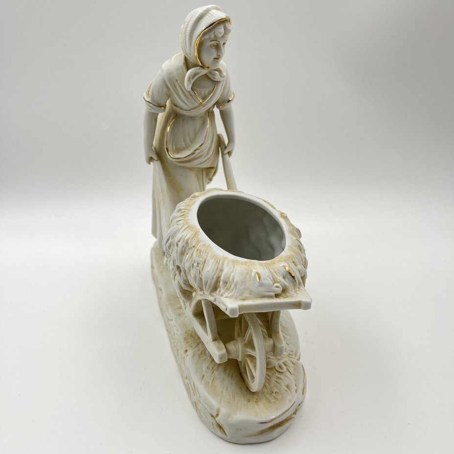 Статуэтка (вазочка) в виде девушки с тележкой