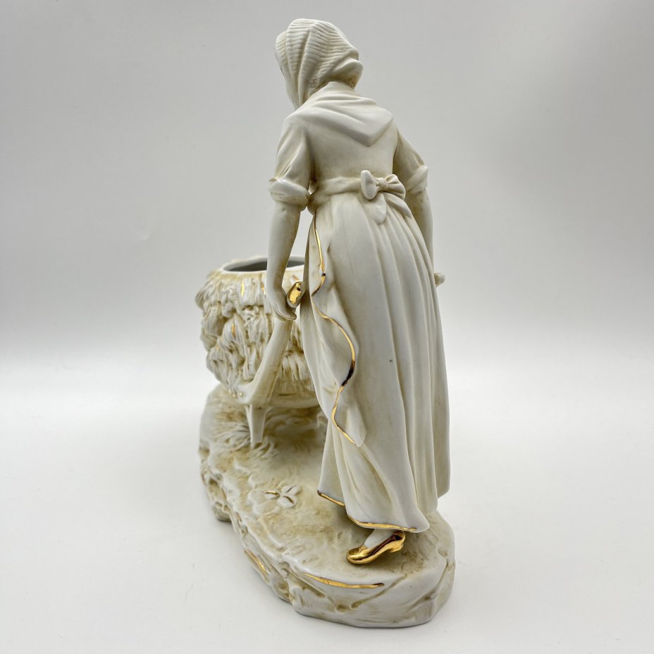 Статуэтка (вазочка) в виде девушки с тележкой