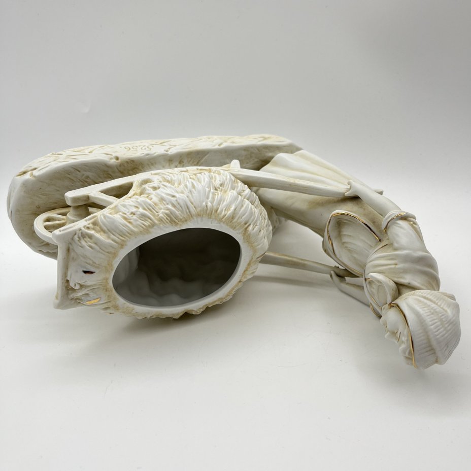 Статуэтка (вазочка) в виде девушки с тележкой