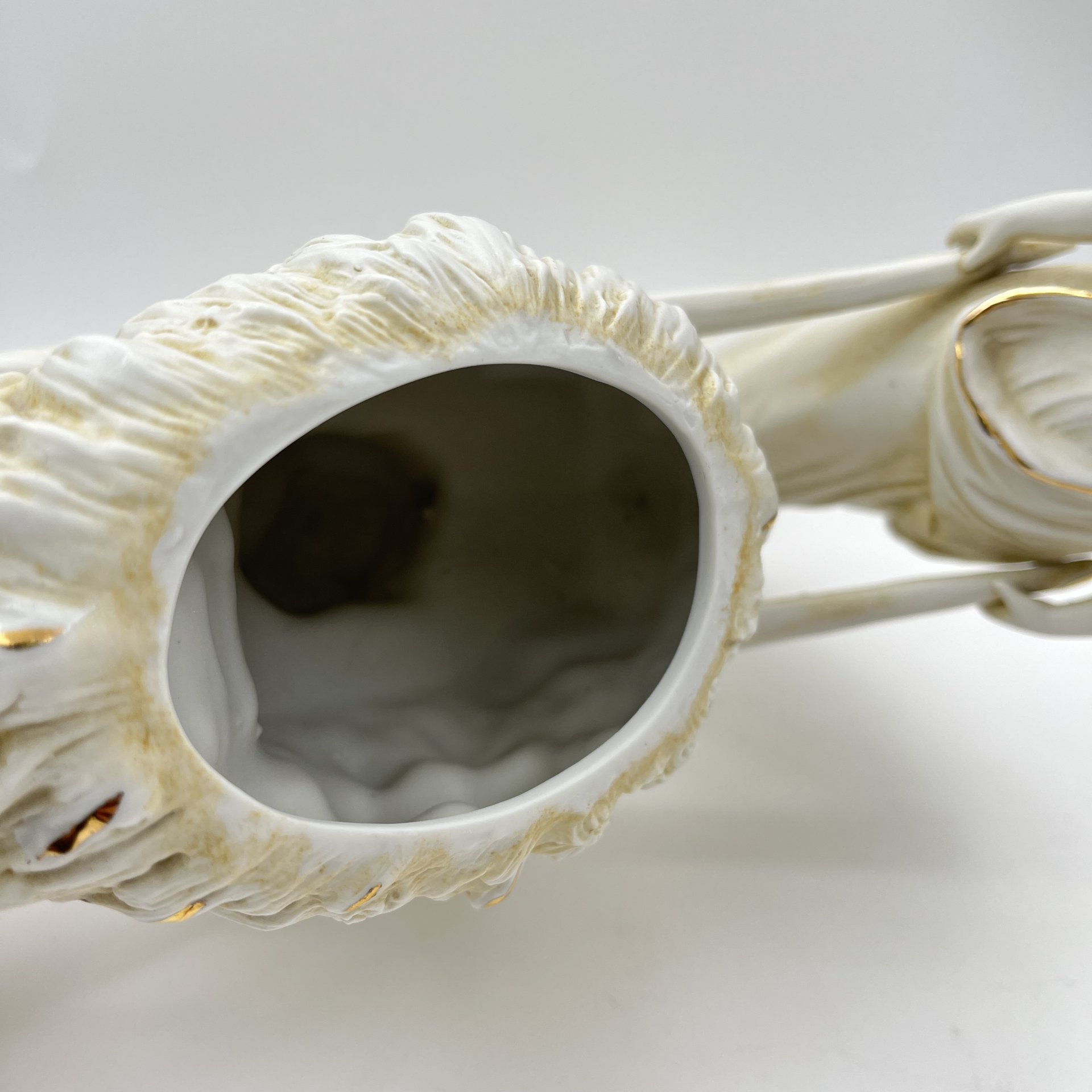 Статуэтка (вазочка) в виде девушки с тележкой, бисквит, золочение, Западная Европа, 1960-1990 гг.