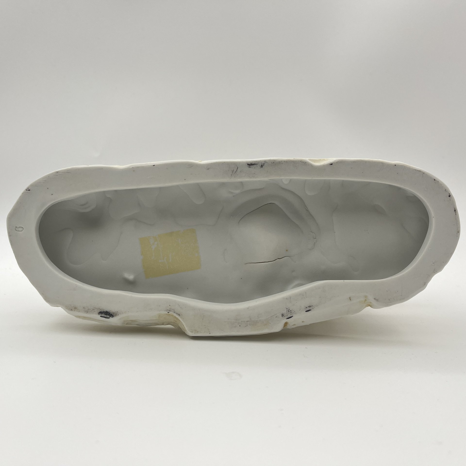 Статуэтка (вазочка) в виде девушки с тележкой, бисквит, золочение, Западная Европа, 1960-1990 гг.