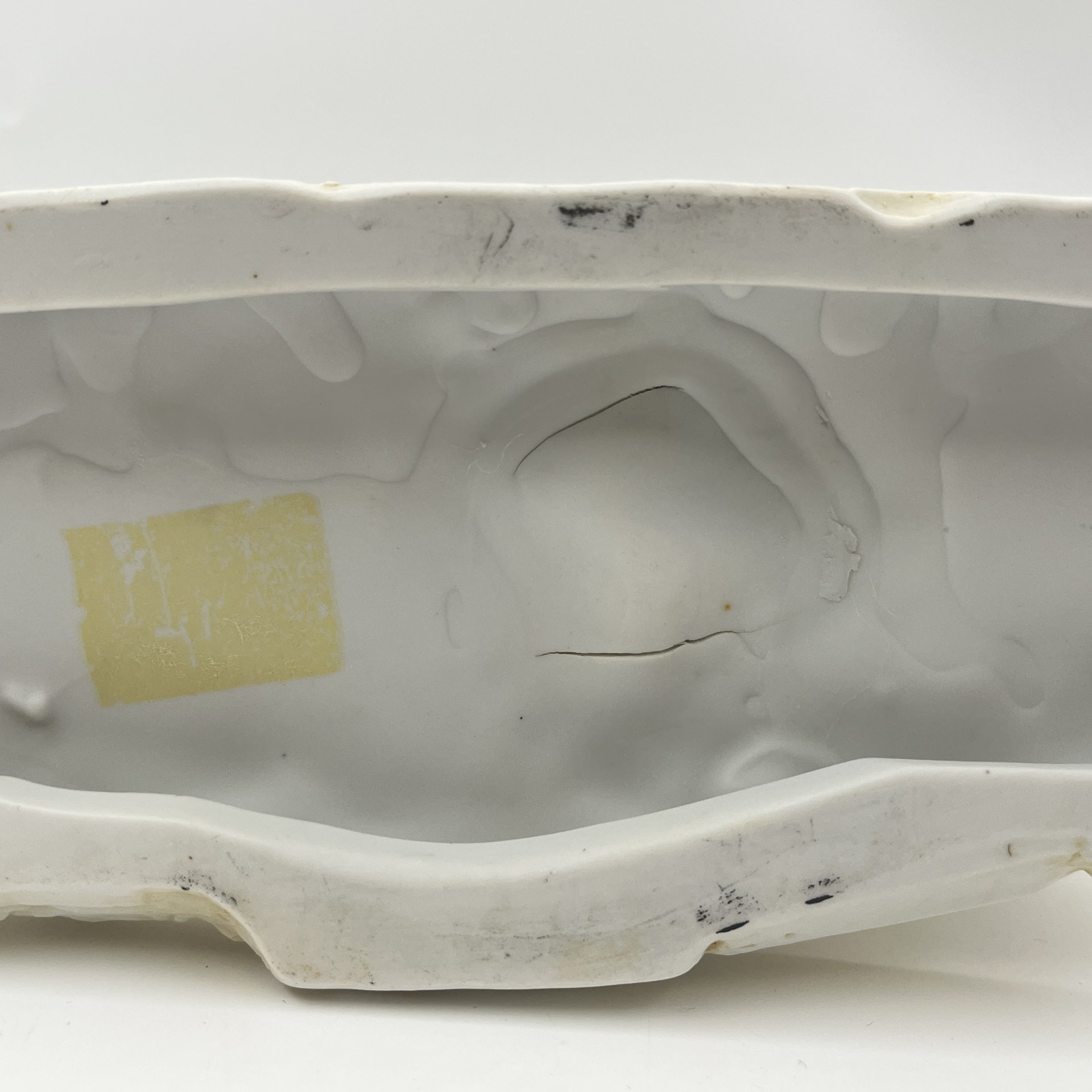 Статуэтка (вазочка) в виде девушки с тележкой, бисквит, золочение, Западная Европа, 1960-1990 гг.