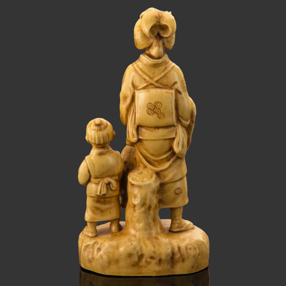 Статуэтка "Птичница", фаянс, роспись, Япония, 1920-1950 гг.